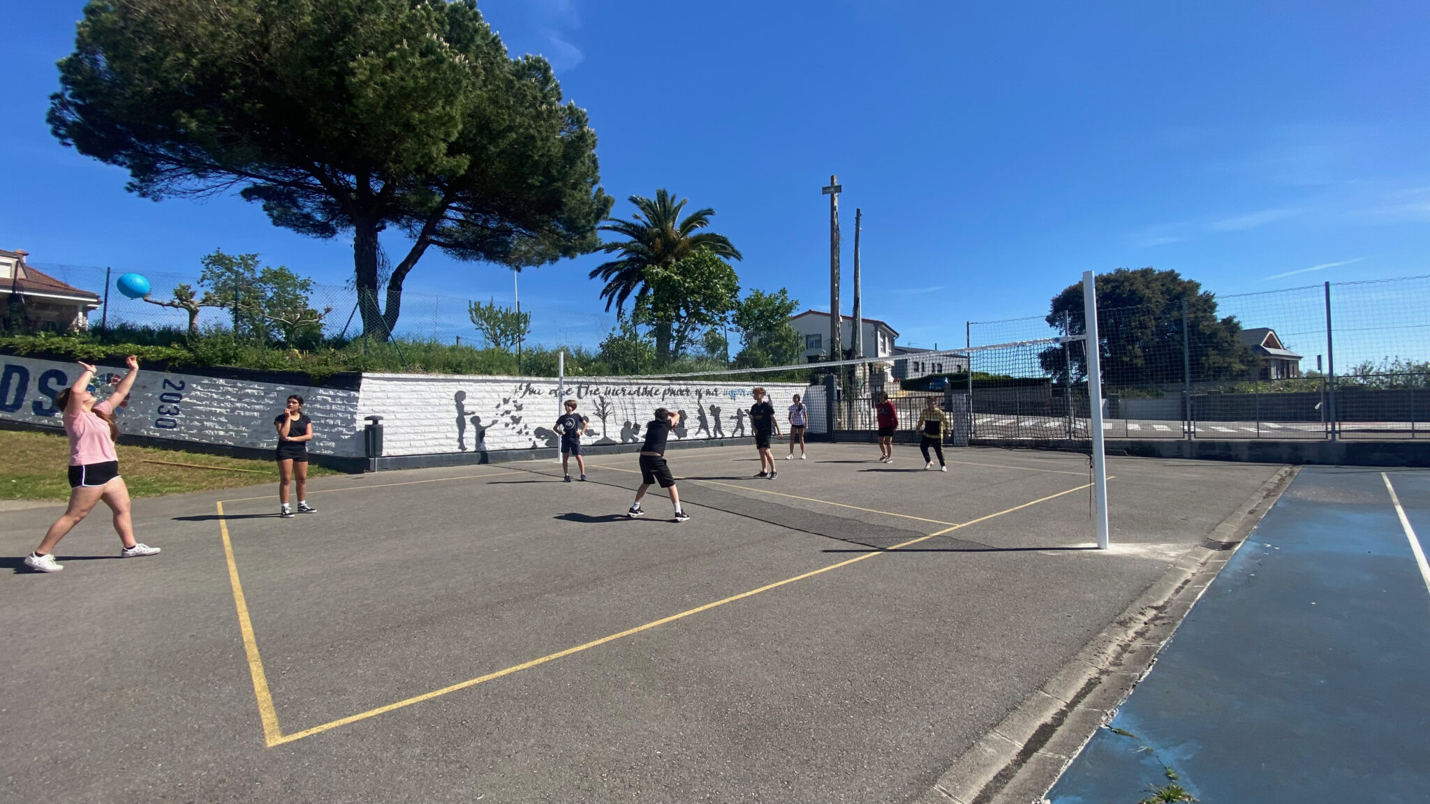 RECREOS ACTIVOS INSTALACIÓN POSTES RED VOLEIBOL