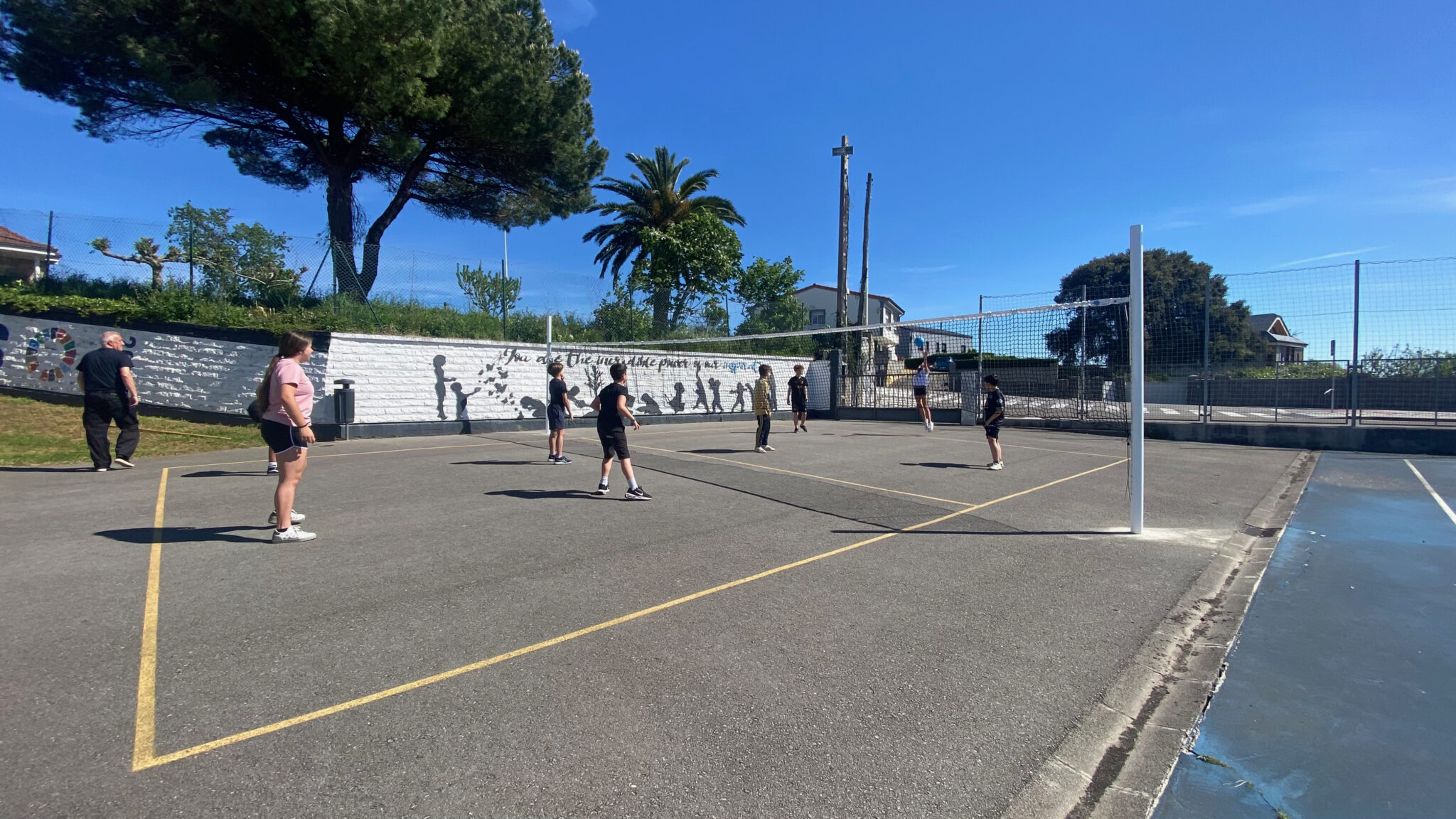 RECREOS ACTIVOS INSTALACIÓN POSTES RED VOLEIBOL