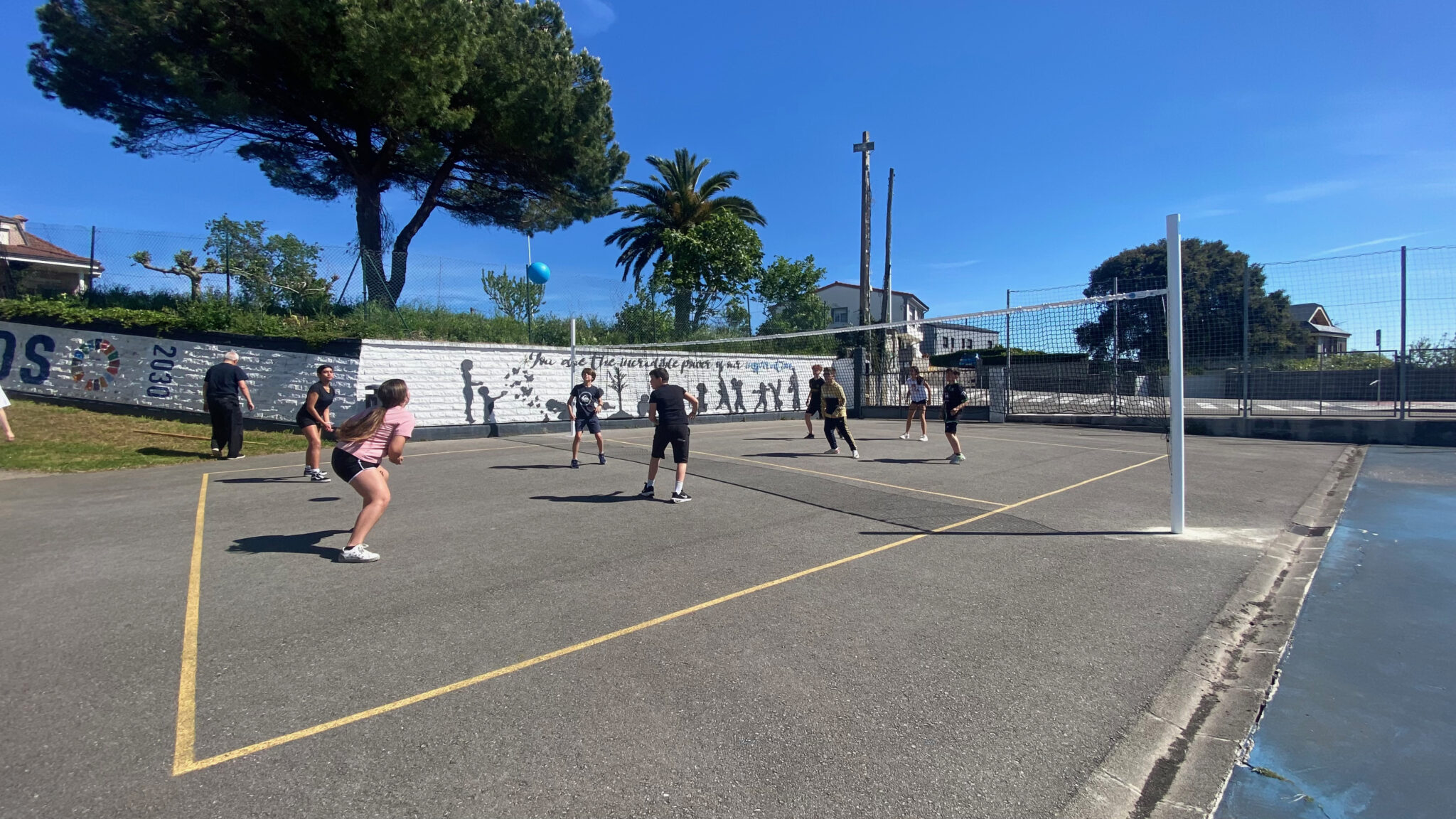 RECREOS ACTIVOS INSTALACIÓN POSTES RED VOLEIBOL
