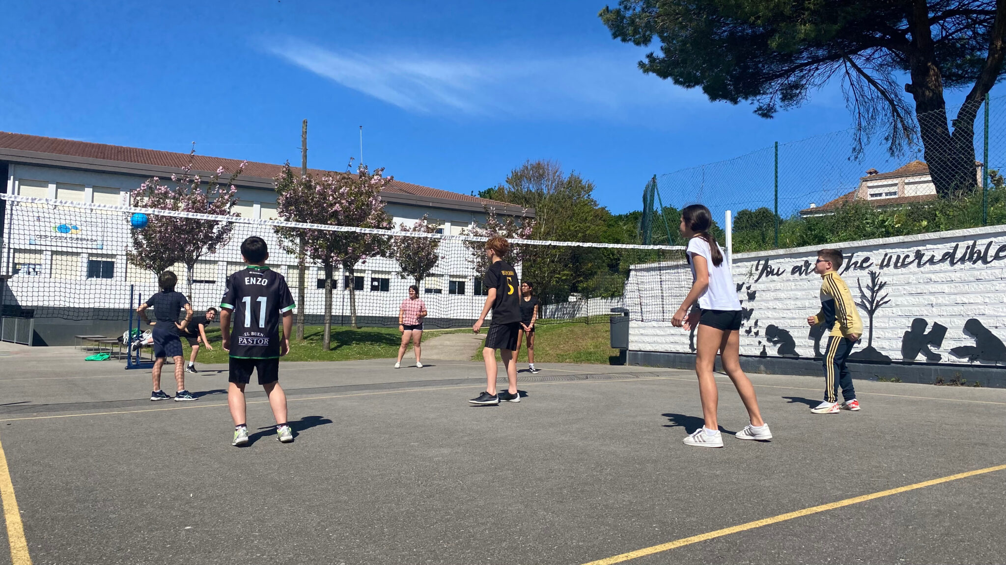 RECREOS ACTIVOS INSTALACIÓN POSTES RED VOLEIBOL
