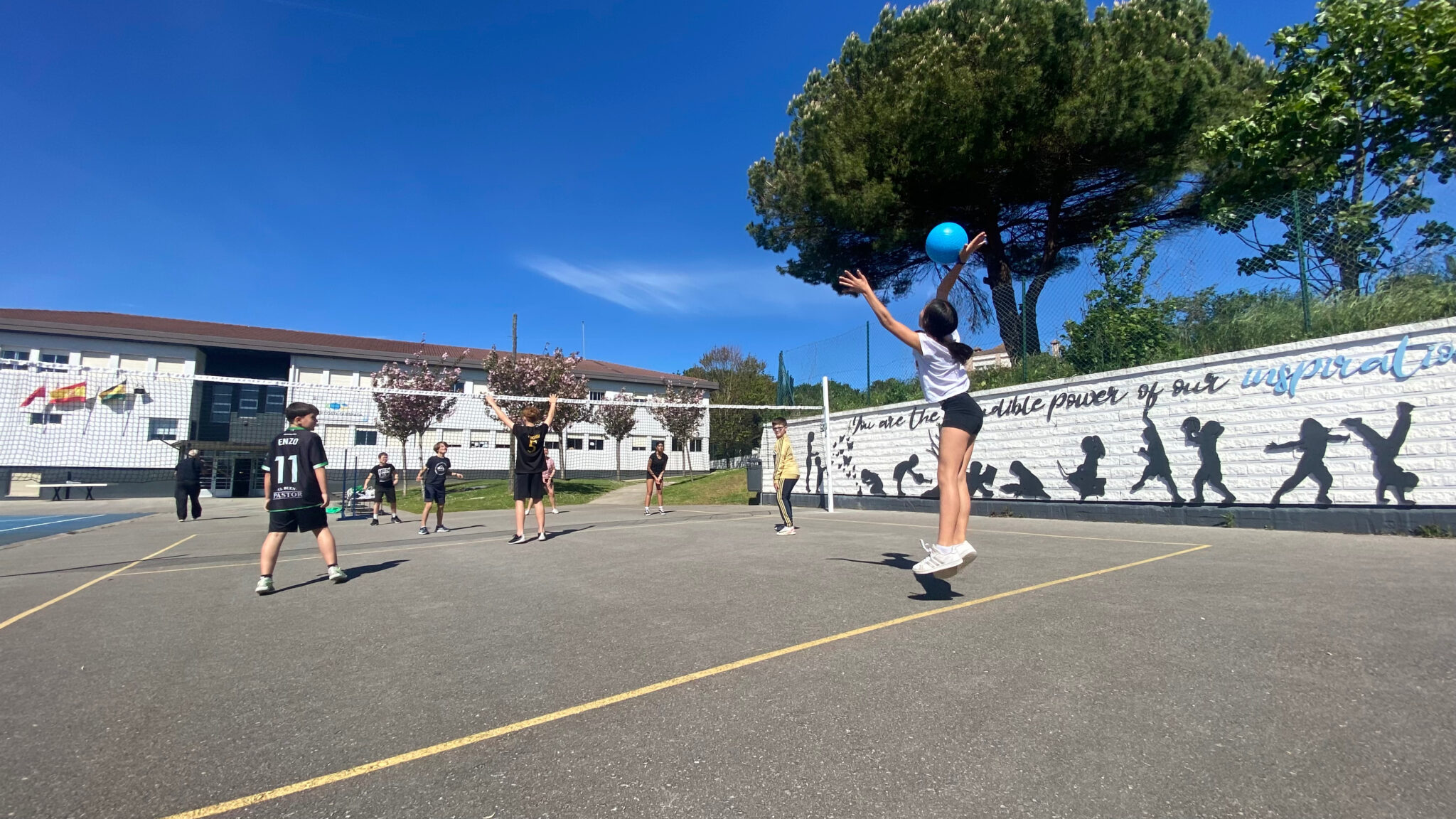 RECREOS ACTIVOS INSTALACIÓN POSTES RED VOLEIBOL